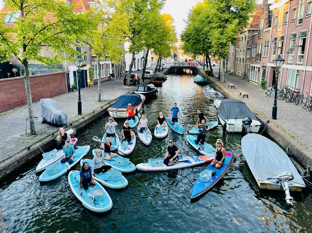 HartvNH's tweet photo. 𝑺𝒖𝒑 𝒊𝒕 𝒖𝒑 Afgelopen donderdag stond het hele team van Alkmaar Marketing op de sup in de Alkmaarse grachten. Niet alleen om te genieten van Alkmaar vanaf het water, maar ook om zwerfafval uit het water te halen. #SDGgoals #duurzaam #waardevoltoerisme #alkmaarnogmooier https://t.co/dtZMFCauMH