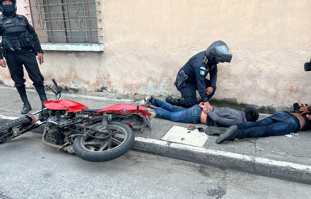 PNCdeGuatemala's tweet photo. Urgente

Sicarios capturados por policías de Comisaría 11 en 12 avenida y 3 calle, barrio Moderno, zona 2.

Atacaron a una persona que ya es trasladada a un hospital.

Arma incautada https://t.co/YTFEuY2ary