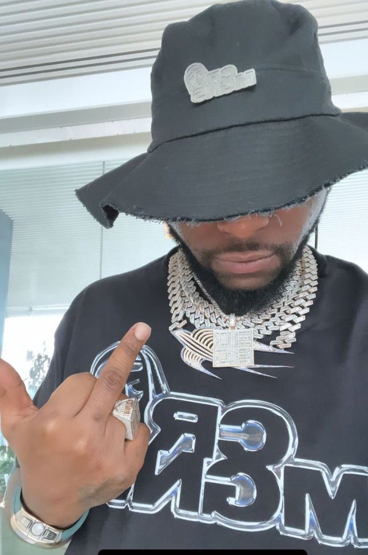 Stunna_MG's tweet photo. "Them say if you no get chain now u no be gang 😂😂😂" -Davido https://t.co/zfpMFARjch
