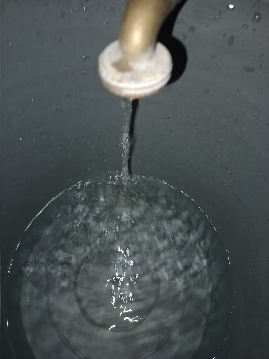 LauraAM_A's tweet photo. @nelvaldez Mucha agua afuera, pero un chorrito en las casas. Mitras poniente, la cortaron desde el sábado al medio día y esto es lo que  volvió hoy. 😑 https://t.co/qZSn0CURY5