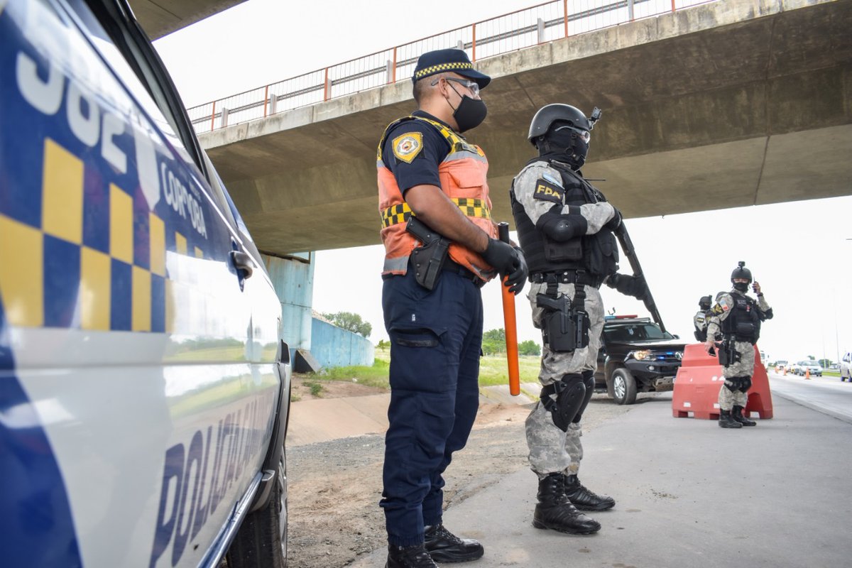 FPAcba's tweet photo. #RíoCeballos #PolicíaCaminera (@PoliciaCbaOf) controló un vehículo sobre #RE98 (KM 20) con tres ocupantes mayores de edad a bordo y les incautó varias dosis de marihuana. Tras el secuestro, se solicitó la presencia de la #FPA 🦅. #Colaboraciones https://t.co/qW6mUYlPc0