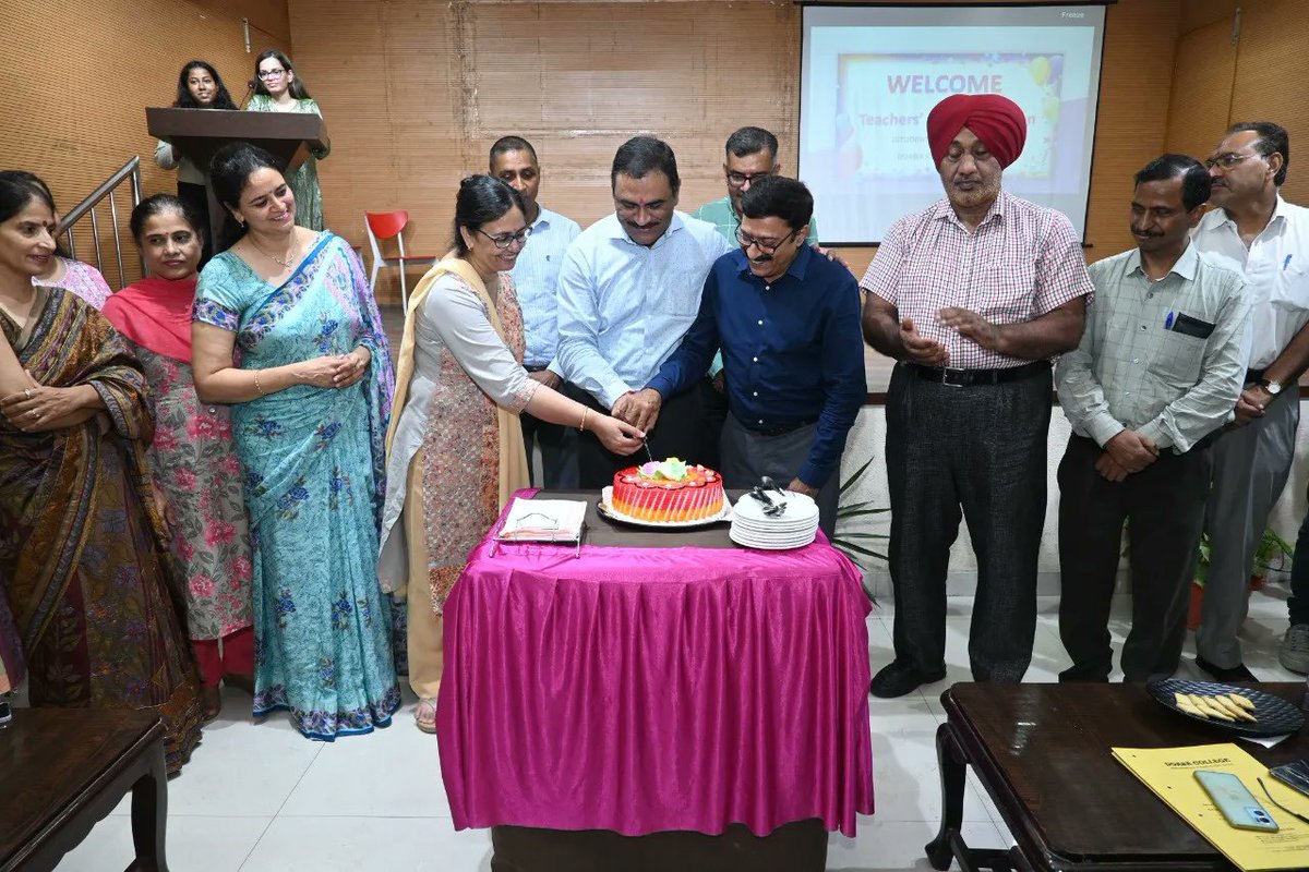 dcj_official's tweet photo. #StudentWelfareCommittee of #DoabaCollegeJalandhar celebrated #TeachersDay.  
#teachersday #teachers  #PrincipalPardeepBhandari https://t.co/ZuhdDDdkkd