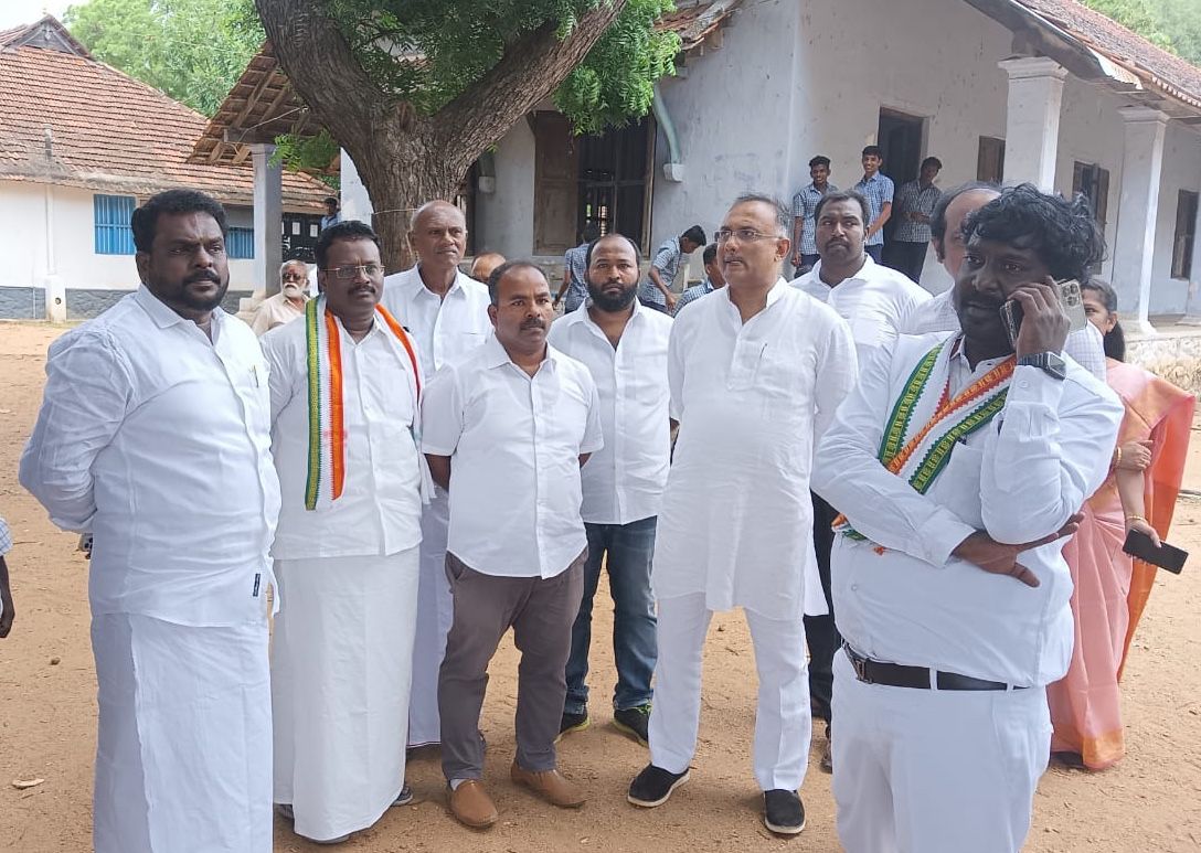 IlainarM's tweet photo. உடன் கன்னியாகுமரி பாராளுமன்ற உறுப்பினர் திரு.விஜய்வசந்த் MP அவர்கள்,

 அகில இந்திய இளைஞர் காங்கிரஸ் தேசிய ஒருங்கிணைப்பாளர் திரு.R.லாரன்ஸ்,
மகளிர் காங்கிரஸ் மாநில தலைவி
திருமதி.சுதா ராமகிருஷ்ணன்,
இளைஞர் காங்கிரஸ் மாநில தலைவர்
திரு.விச்சு லெனின் பிரசாத், https://t.co/qvb4lJHsea