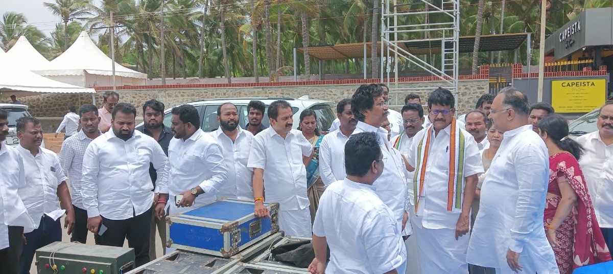 IlainarM's tweet photo. உடன் கன்னியாகுமரி பாராளுமன்ற உறுப்பினர் திரு.விஜய்வசந்த் MP அவர்கள்,

 அகில இந்திய இளைஞர் காங்கிரஸ் தேசிய ஒருங்கிணைப்பாளர் திரு.R.லாரன்ஸ்,
மகளிர் காங்கிரஸ் மாநில தலைவி
திருமதி.சுதா ராமகிருஷ்ணன்,
இளைஞர் காங்கிரஸ் மாநில தலைவர்
திரு.விச்சு லெனின் பிரசாத், https://t.co/qvb4lJHsea