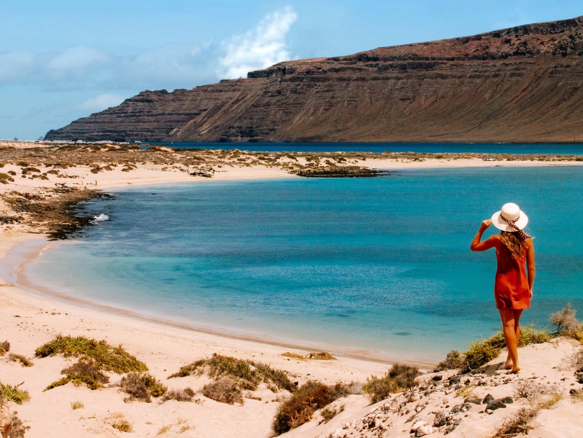 Sandy streets? Ocean views and 700-metre vertical cliff? Crystal-clear waters? Um, excuse me? 🥰

Yes, #LaGraciosa is that divine island whose existence you doubt when you see the photos on Twitter 💕

#LoveLaGraciosa #LatitudeOfLife #VisitSpain