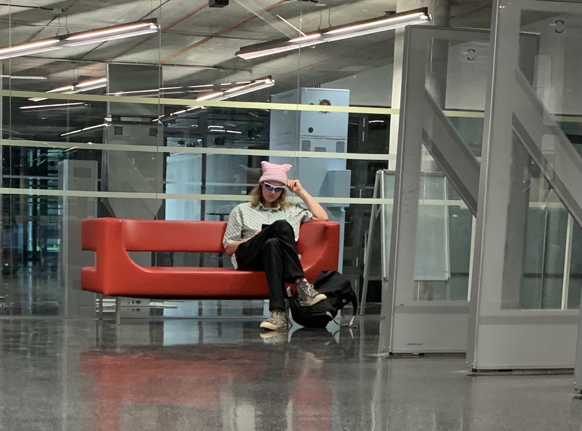 au tweet media