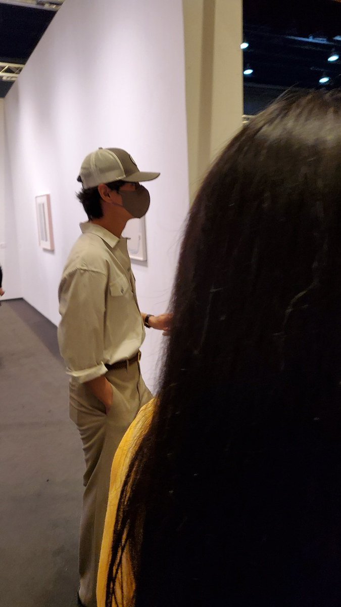 myan9els's tweet photo. 프리즈 아트페어에 뷔 옴
뷔 옆에는 박보검 https://t.co/z3AMIOCcXV