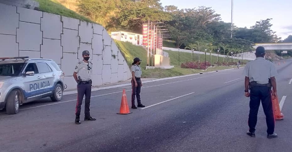 PoliciaMiranda1's tweet photo. A propósito de continuar garantizando seguridad en las vías rápidas de #Miranda, mantenemos el Punto de Atención al Ciudadano #PAC en el KM 65 #ElBanqueo de la #GMA 
Además, brindamos apoyo vial a cualquier eventualidad que se presente en este tramo.

@garciapintojose https://t.co/2yjeqz4zVO