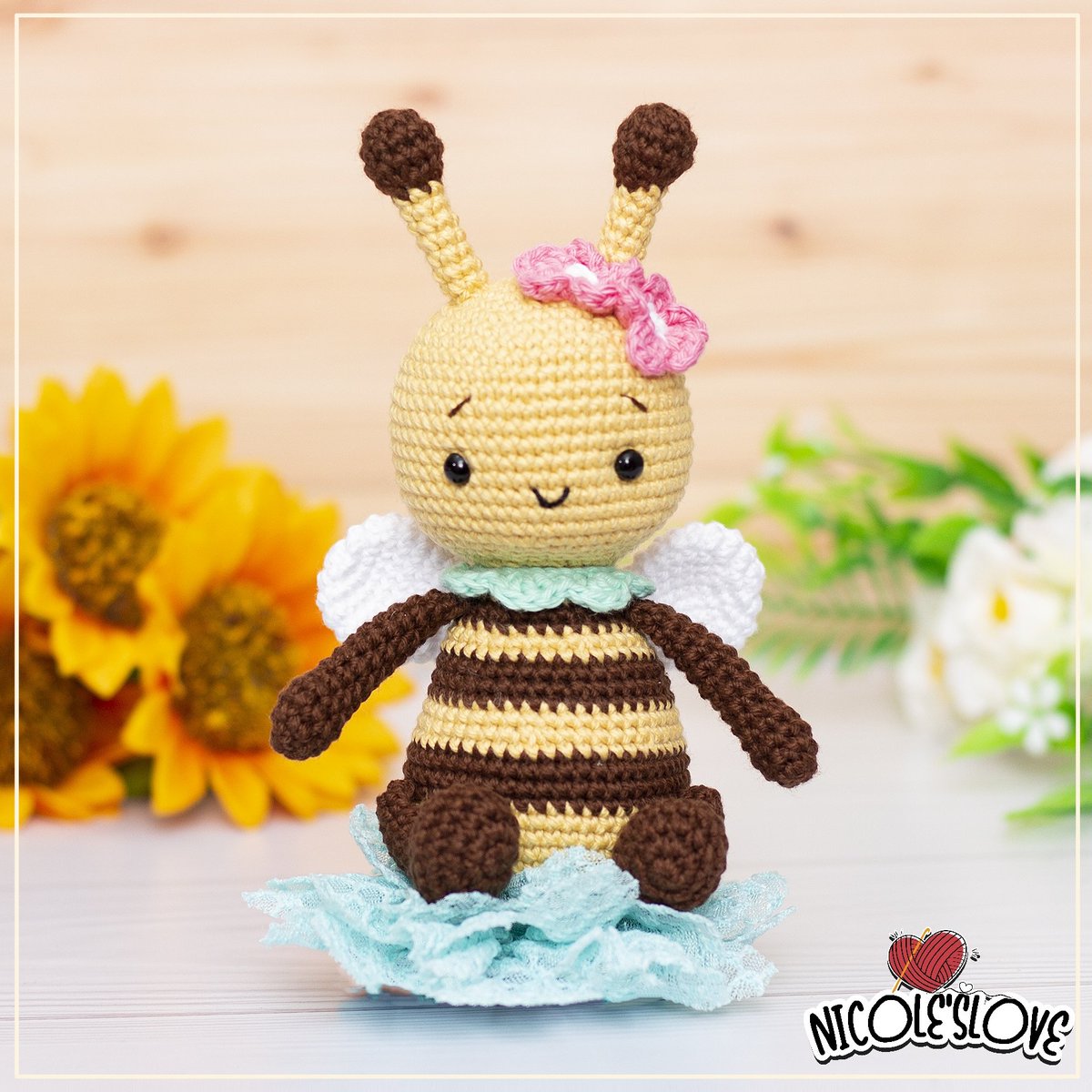 NicolesLove_'s tweet photo. Les presento a esta tierna abejita 🐝 su nombre es Meli, es tan dulce!!! que te robará el corazón ❤ Y Fue tejida especialmente para acompañar a una hermosa bebé 👶🏻
#amigurumi #abeja #bebe #muñecodeapego #lima #emprendedores #compraperu https://t.co/AArTudtBK6