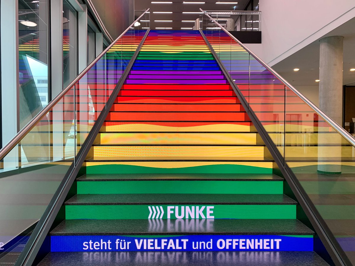 Am PRIDE DAY GERMANY 2022 hat FUNKE ein Zeichen gesetzt. Wir haben der Welt gezeigt, wie bunt #Business sein kann. Bis zum 8.9 könnt ihr für unsere Aktion beim #Pride Day #Contest von @proutatwork abstimmen, damit wir gemeinsam noch mehr erreichen können: bit.ly/3RG0dqb