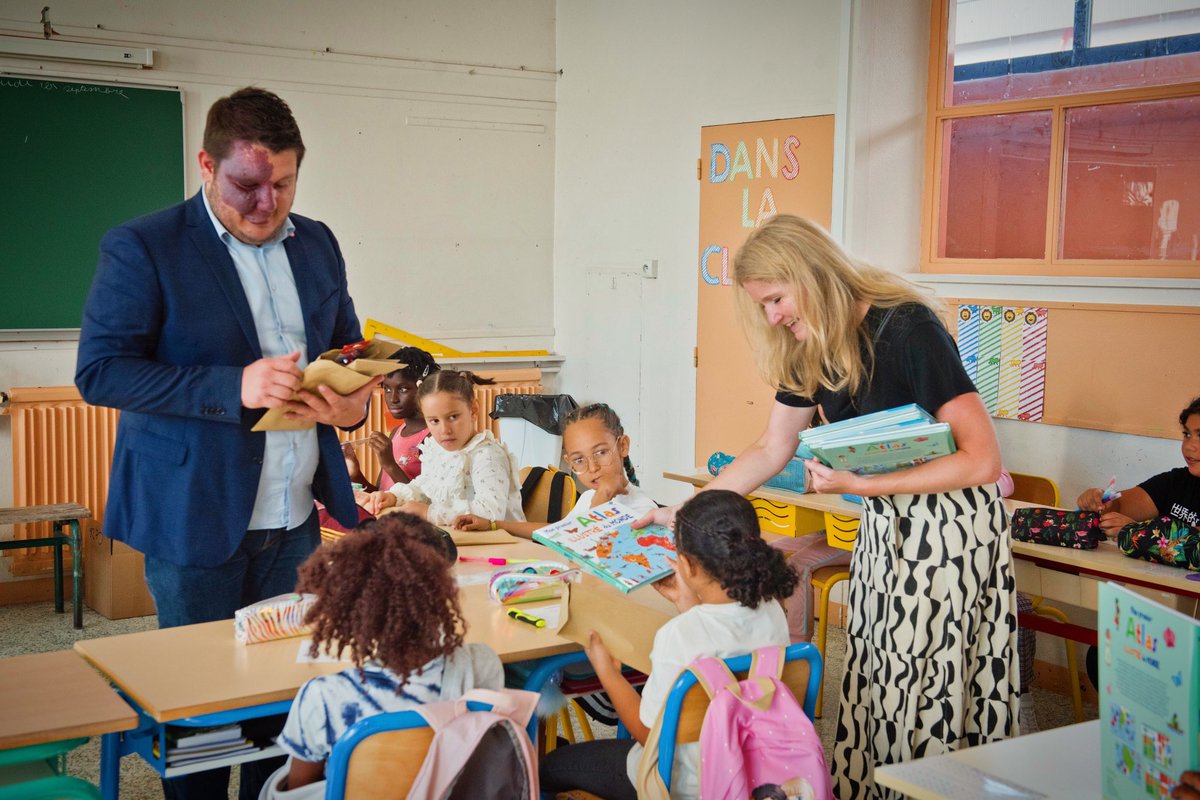 RenaudRoux's tweet photo. Distribution de fournitures scolaires à l’école Paul Bert avec @StephanieDaumin le jour de la rentrée scolaire. 📚📐🖍✏️📒

#rentreescolaire #chevillylarue #paulbert https://t.co/9NxA3L8ZTd