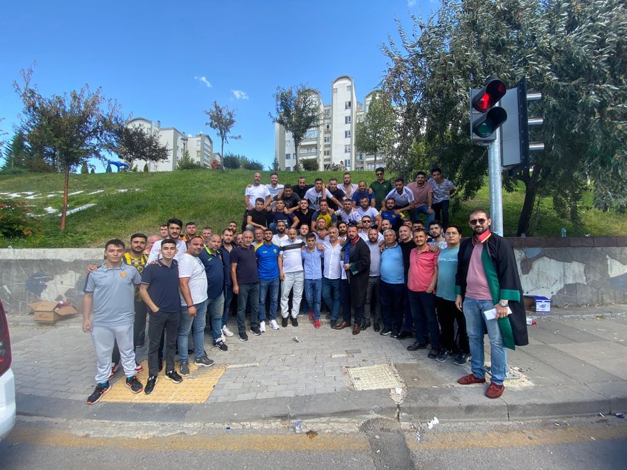 Bu saldırıyı yapanlar 24 saat içinde çıkıp, kendi camiası tarafından kahraman ilan ediliyorsa, daha kötülerine hazır olun, bu ülkede bilinçsizce kahraman olmak isteyeyen çok çocuk var. Yanlış yapıyorsunuz. <a href="/kasapoglu/">Dr. Mehmet Kasapoğlu</a> <a href="/TFF_Org/">TFF</a>