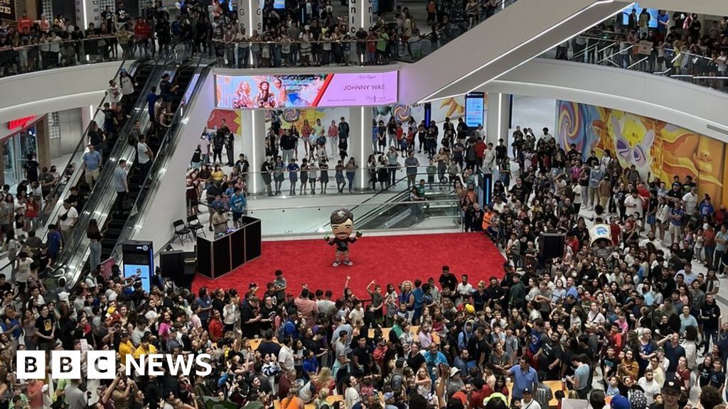 MrBeast Burger sees thousands fill shopping centre - MrBeast fans flock to the grand opening of his first burger restaurant, in the US. ift.tt/oGSpcmh #Cheshire #Manchester