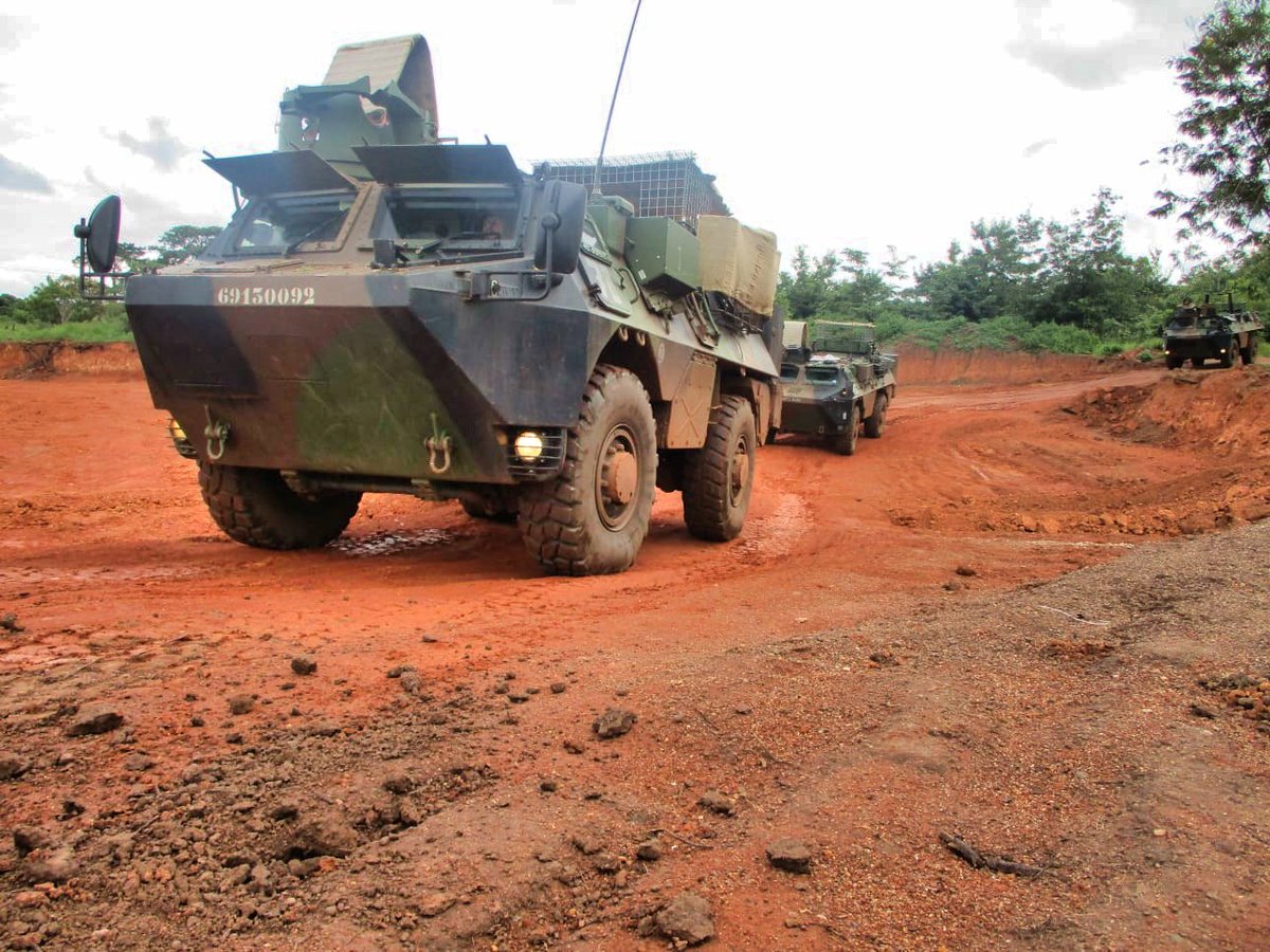 EtatMajorFR's tweet photo. #FFCI | Entraînement conjoint en terrain libre entre les forces 🇫🇷 et 🇨🇮 à Bouaké, dans la région de Gbéké, avec la mise en place d'une zone de vie fonctionnelle.
#Ensemble, ils renforcent leur interopérabilité dans des conditions opérationnelles réalistes. https://t.co/X9nlLYym1g
