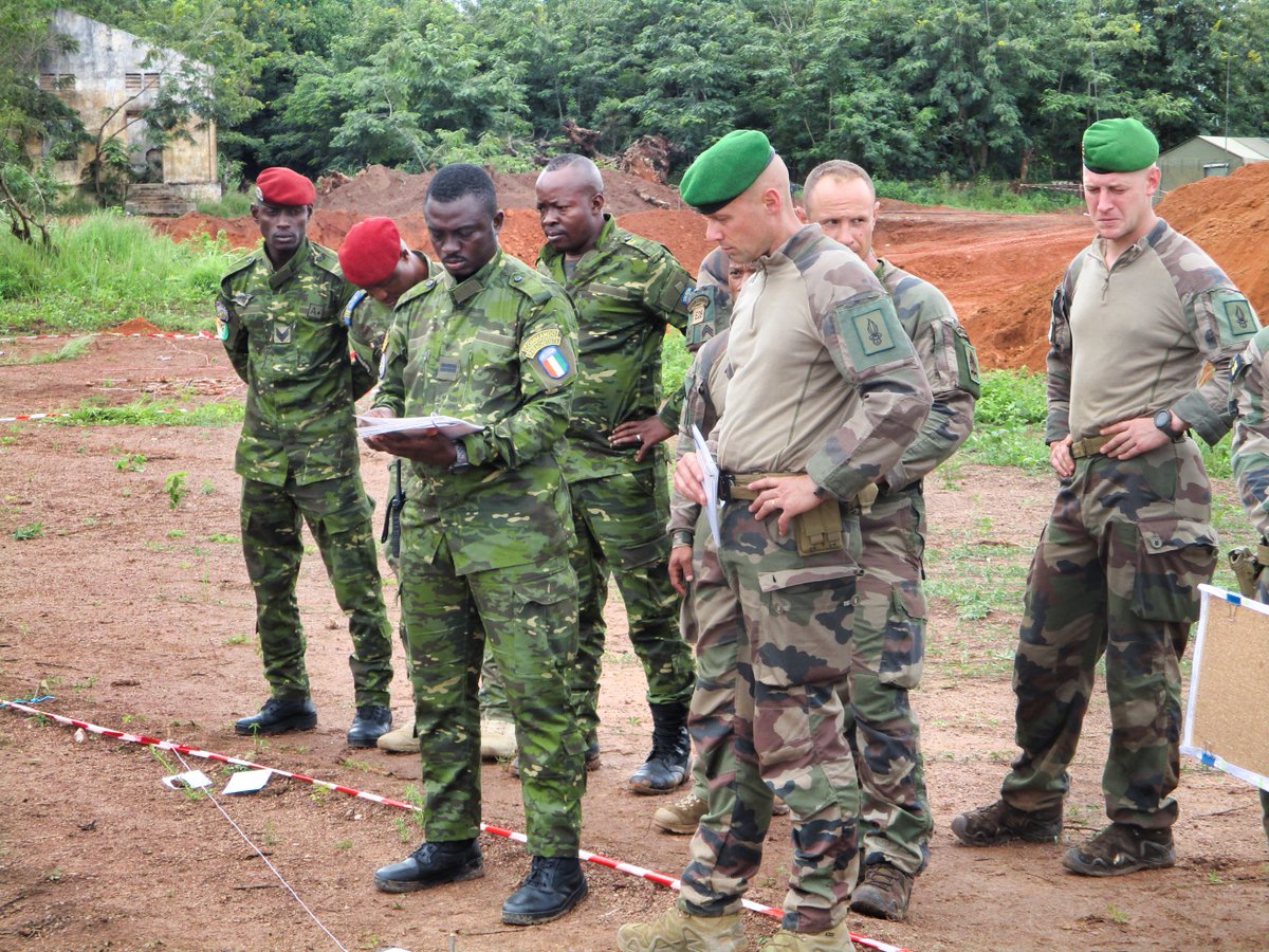 EtatMajorFR's tweet photo. #FFCI | Entraînement conjoint en terrain libre entre les forces 🇫🇷 et 🇨🇮 à Bouaké, dans la région de Gbéké, avec la mise en place d'une zone de vie fonctionnelle.
#Ensemble, ils renforcent leur interopérabilité dans des conditions opérationnelles réalistes. https://t.co/X9nlLYym1g