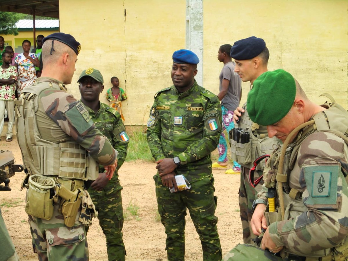 EtatMajorFR's tweet photo. #FFCI | Entraînement conjoint en terrain libre entre les forces 🇫🇷 et 🇨🇮 à Bouaké, dans la région de Gbéké, avec la mise en place d'une zone de vie fonctionnelle.
#Ensemble, ils renforcent leur interopérabilité dans des conditions opérationnelles réalistes. https://t.co/X9nlLYym1g