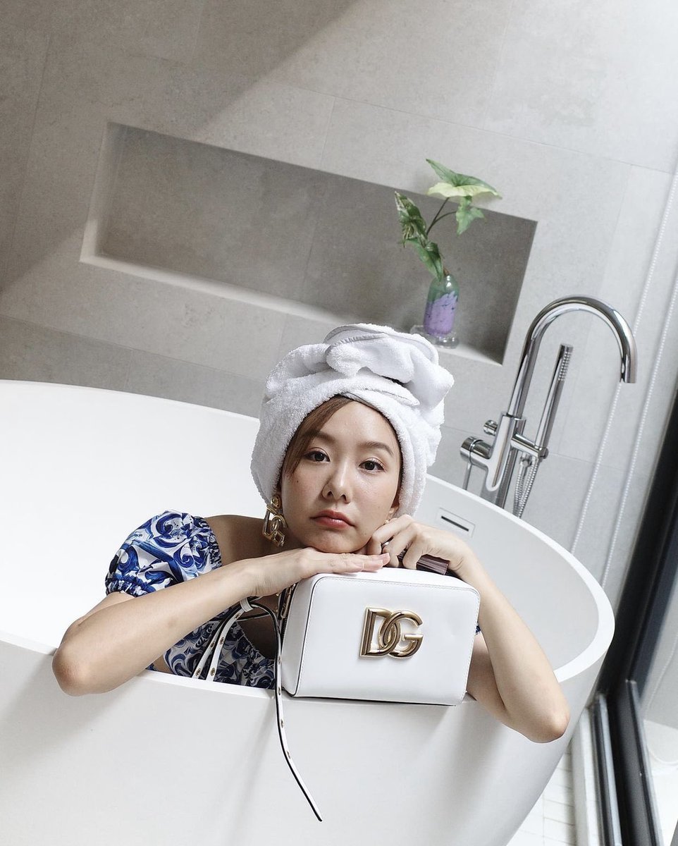 ͏ ͏ ⠀ 

        ไอริน ศิลปการสกุล, เด็กนอกหัวสมัยใหม่ที่กลับมารับช่วงต่อธุรกิจของพ่อ อดีตบีมเคยเป็นเด็กเนิร์ดเฉิ่มเชยจนใครก็เบือนหน้าหนี เหตุการณ์บางอย่างทำให้บีมรู้สึกว่าต้องเปลี่ยนตัวเอง เลยกลับมาในชื่อ “ไข่กุ้ง”