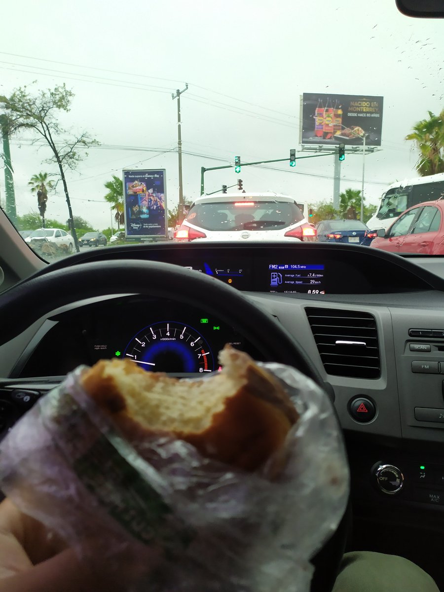 EricReal89's tweet photo. Lo bueno del tráfico es que puedo ir desayunando juju... https://t.co/5vOuPGnWqc