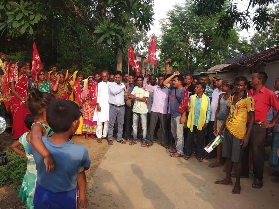 CpimSathe's tweet photo. পুরুলিয়া জেলার ঝালদার হেঁসাহাতু অঞ্চলে TMC-BJP ছেড়ে শতাধিক মানুষ লাল ঝান্ডা হাতে তুলে নিলেন।
#LeftAlternative #BengalNeedsLeft #Back2Left #TurnLeft #Vote4Left #Vote4CPIM https://t.co/R4c2i1ZByD