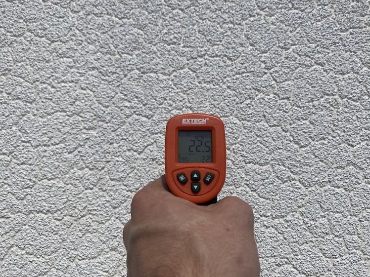 LMPositif's tweet photo. 🇫🇷 A Toulouse, la société Solar-Paint a créé une peinture réflective peu couteuse qui permet de faire baisser de 5°C la température des bâtiments en renvoyant les rayons du soleil ! 👏 (France 3) https://t.co/GCivbst9kJ