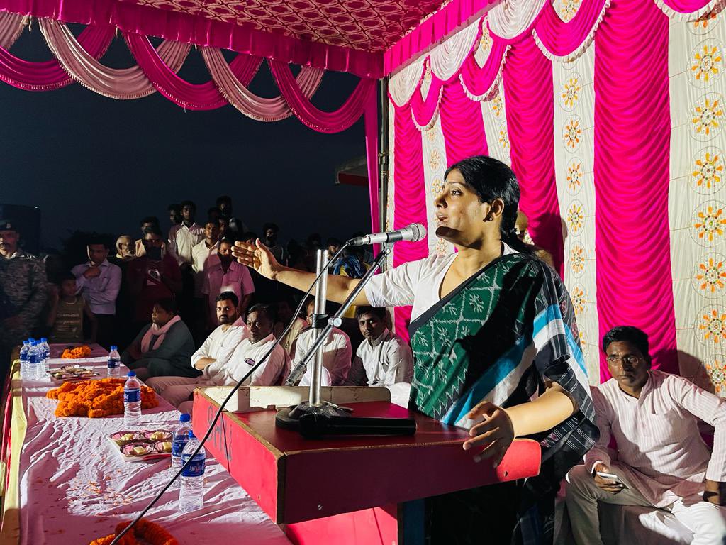 AnupriyaSPatel's tweet image. ग्रामसभा - दाँती , विकासखंड - पहाड़ी, मीरजापुर में श्री अनिल पटेल,कार्यकर्ता  @ApnaDalOfficial द्वारा आयोजित चौपाल में ग्रामीण जनता से संवाद करते हुए ।