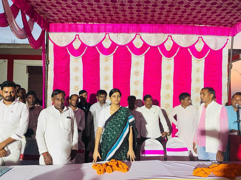 AnupriyaSPatel's tweet image. ग्रामसभा - दाँती , विकासखंड - पहाड़ी, मीरजापुर में श्री अनिल पटेल,कार्यकर्ता  @ApnaDalOfficial द्वारा आयोजित चौपाल में ग्रामीण जनता से संवाद करते हुए ।