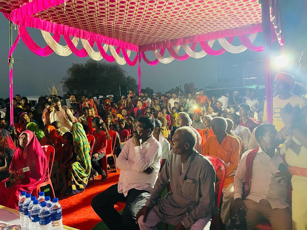 AnupriyaSPatel's tweet image. ग्रामसभा - दाँती , विकासखंड - पहाड़ी, मीरजापुर में श्री अनिल पटेल,कार्यकर्ता  @ApnaDalOfficial द्वारा आयोजित चौपाल में ग्रामीण जनता से संवाद करते हुए ।