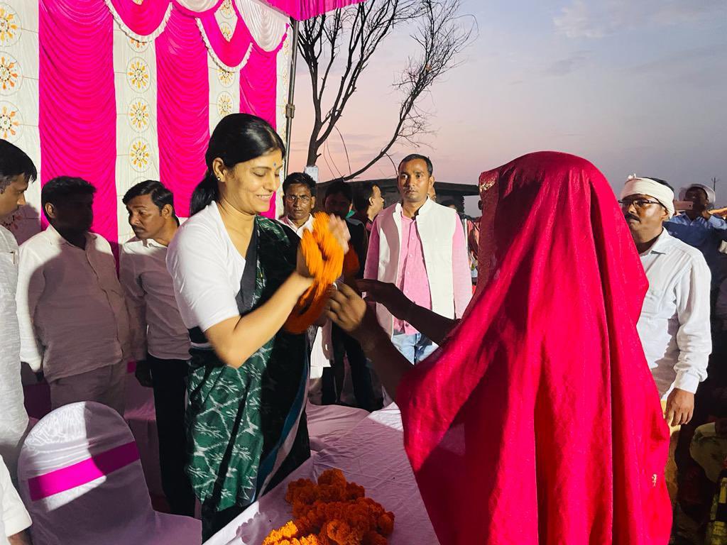 AnupriyaSPatel's tweet image. ग्रामसभा - दाँती , विकासखंड - पहाड़ी, मीरजापुर में श्री अनिल पटेल,कार्यकर्ता  @ApnaDalOfficial द्वारा आयोजित चौपाल में ग्रामीण जनता से संवाद करते हुए ।