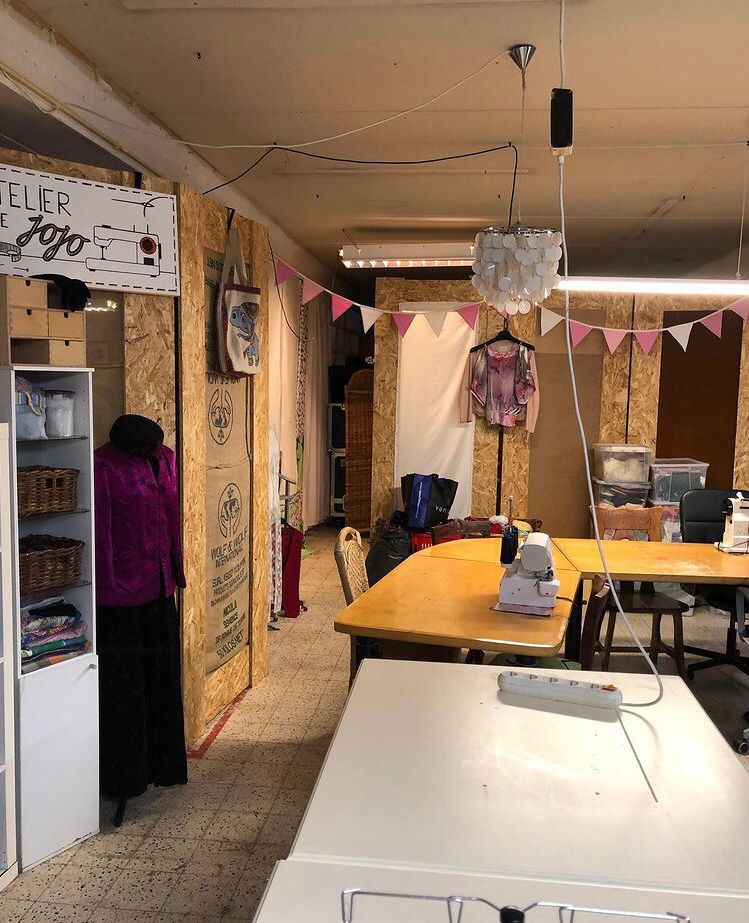 JSassenheim's tweet photo. Morgen is het JoJo naaiatelier weer terug van hun zomerstop! Iedere dinsdag van 13.30 tot 16.00 uur ben je van harte welkom om aan te sluiten en zelf iets moois te maken achter de naaimachine🧵👘 https://t.co/aCTE0tNh6L