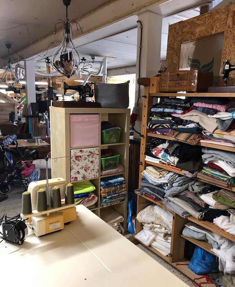 Morgen is het JoJo naaiatelier weer terug van hun zomerstop! Iedere dinsdag van 13.30 tot 16.00 uur ben je van harte welkom om aan te sluiten en zelf iets moois te maken achter de naaimachine🧵👘