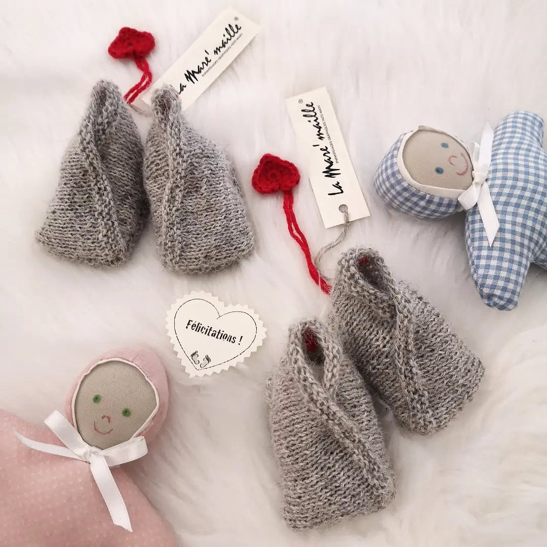 lamaremaille's tweet photo. Merci à Karen d'avoir choisi ces jolis petits chaussons en Alpaga. Commande qui m'a fait attaquer la rentrée du bon pied 😉 https://t.co/w1y6VCaFAX #faitmain #handmade #madeinfrance #fabriqueenfrance #cadeaubebe #layette #lamaremaille #createurfrancais #babyshoes #mumtobe https://t.co/bj5uisi8xJ