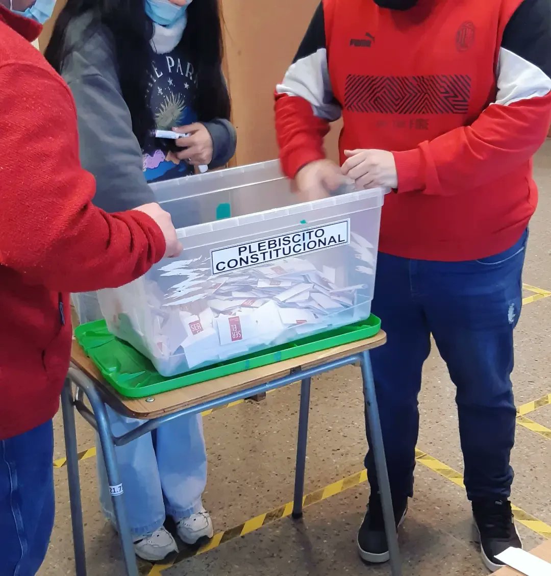 CondePapasMayo's tweet photo. Las convicciones se defienden hasta el final.
Los resultados se respetan. Felicitar al servel que demuestra una vez más que el sistema de conteo de votos en Chile, funciona y es imparcial. Esperar por el bien de chile se logre llegar a una nueva constitución🇨🇱🏳️‍🌈🙌 https://t.co/bnkTGHUZW1