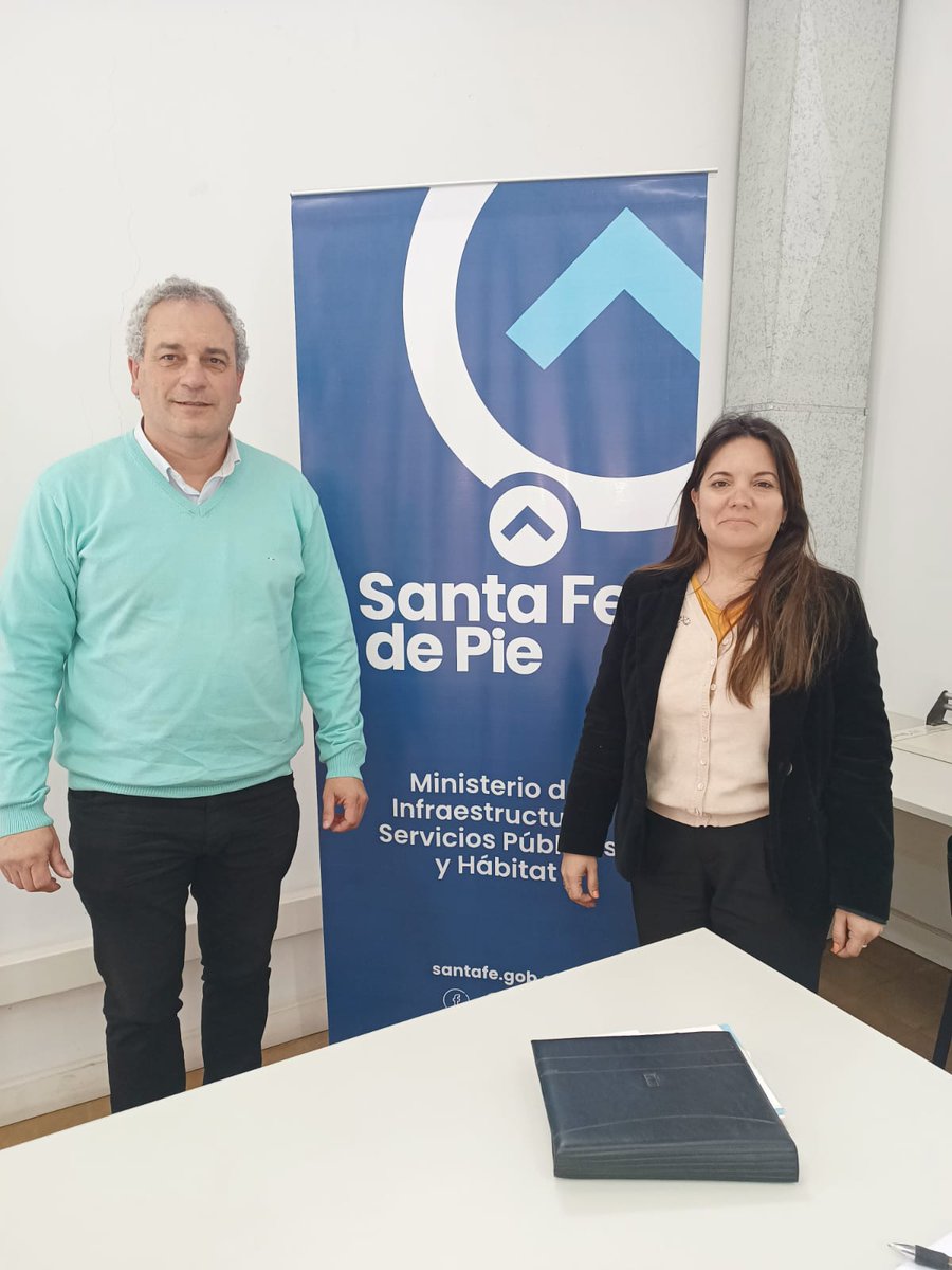 EstrellaScolari's tweet photo. 📍 Más viviendas para el #DeparamentoRosario 

📝🏠 Firmamos nuevos convenios para construir diez nuevas unidades habitacionales en #CoronelBogado y cinco para #Acebal.

Se harán a través del programa provincial #LotePropio 

@GobSantaFe @MISPHsf #EnTodasConVos https://t.co/DqIw9DdwQc