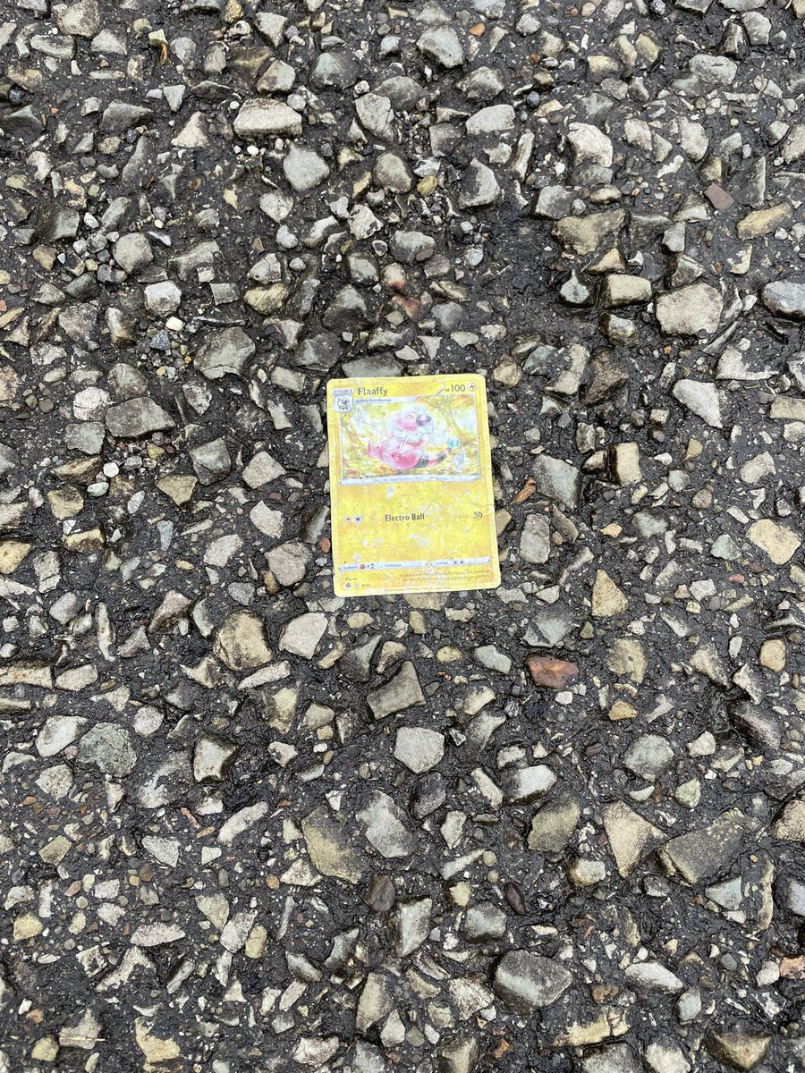 MagpieMelon's tweet photo. Abandoned at the park 😢 https://t.co/iItVC8tGlY