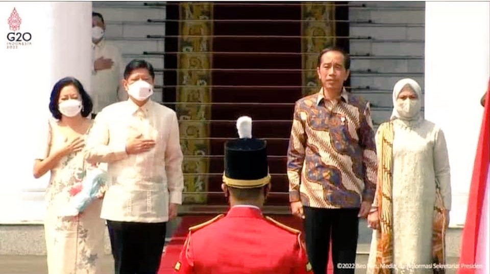 President @bongbongmarcos and the First Lady #LizaAranetaMarcos with Indonesian President #JokoWidodo and his First Lady #Iriana at the Bogor Presidential Palace in Jakarta, Indonesia

✌🏼🇵🇭🥰