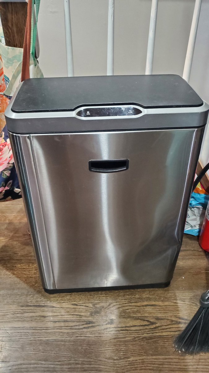 MAN_Balls_88's tweet photo. @UhhYeahDude its your best friend Mike Newren from Chicago... lol any ways random here, like i dont know like 7 years ago you guys talked about the auto opening trash can from costco and how it was a saftey hazard.... fuck dudes Iv had this the whole time never put it togeather.. https://t.co/6OEJrykL7o