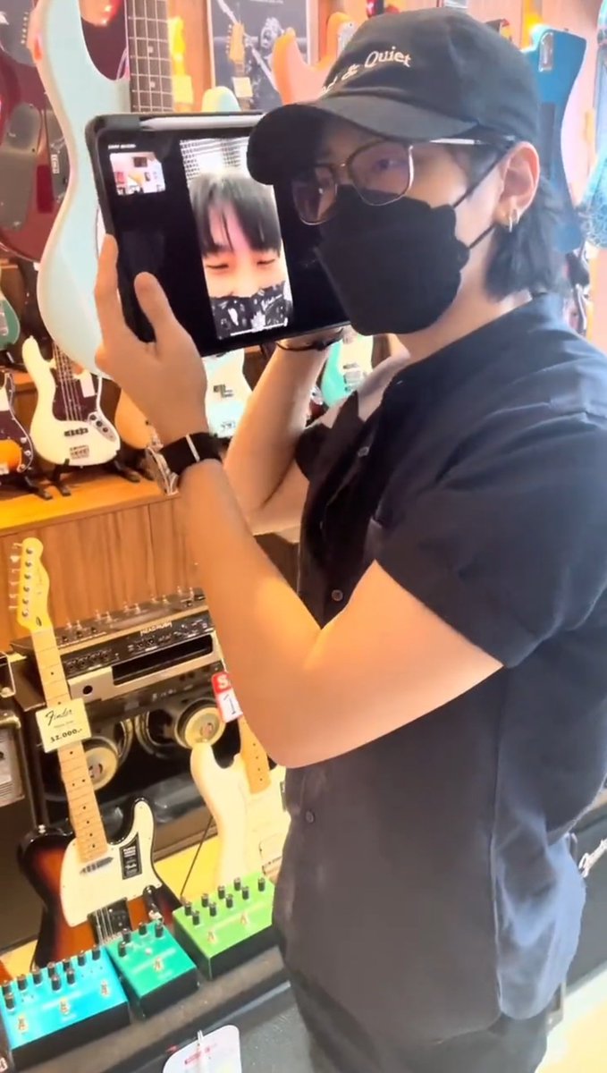 BibleBuild_INA's tweet photo. Ternyata walaupun jalan jalan gak sama biu, tetep harus vc 🤭🤭

Cr. twt: @.jeffsatur
#ไบเบิ้ลบิว
#BibleBuild 
#BibleWichapas
#BuildJakapan https://t.co/cDO0OxRiMw