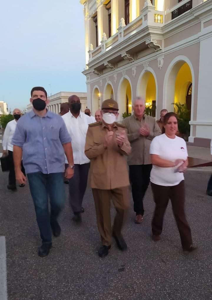 Él dijo que estaría con pie en estribo... Y sí que está en la primera trinchera sin descanso. Ese es #Raul, hoy en #Cienfuegos acompañando al Presidente  <a href="/DiazCanelB/">Miguel Díaz-Canel Bermúdez</a> y su pueblo. 

#TenemosMemoria 
#DeZurdaTeam