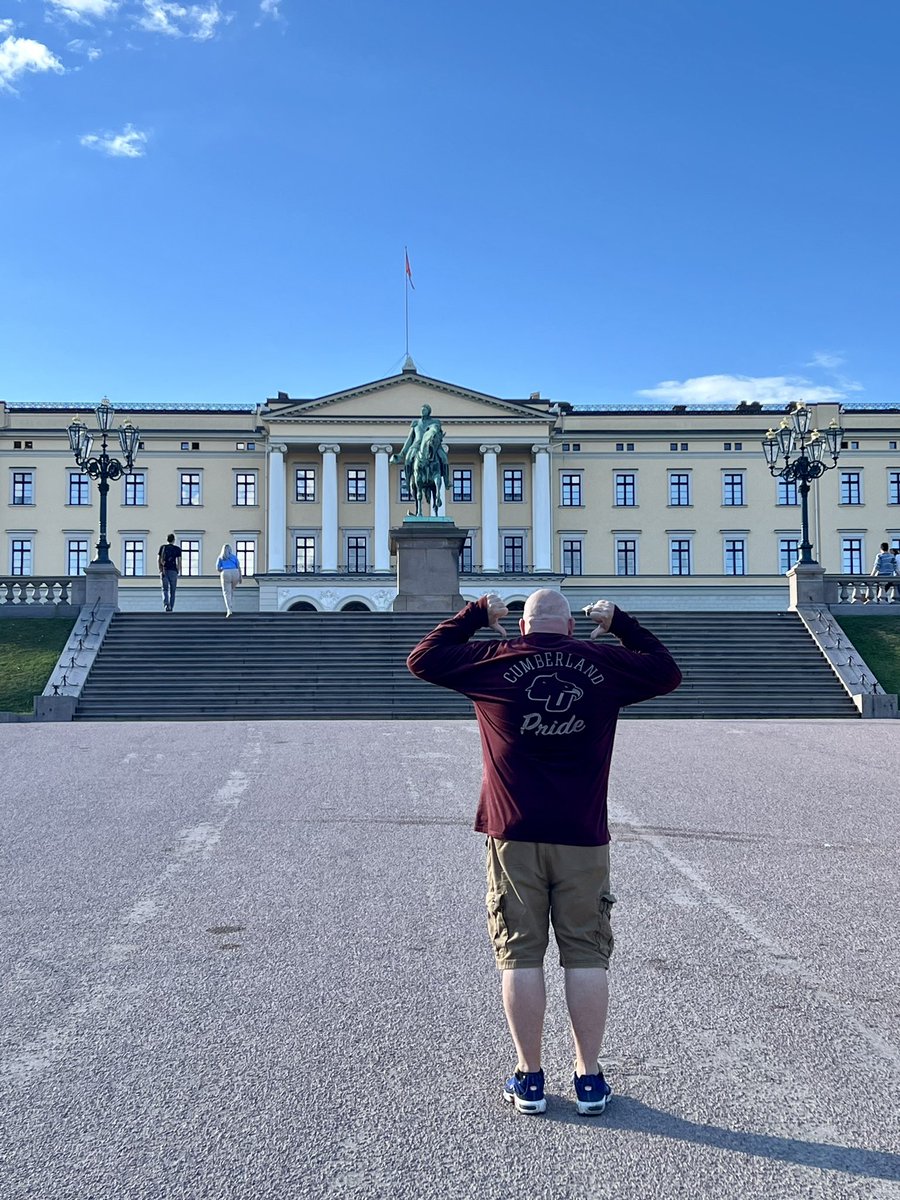 CUeSports21's tweet image. Love seeing the parents of our players repping the school in their daily lives!!