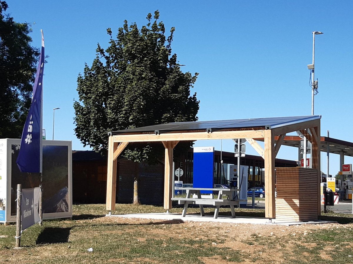 VINCIAutoroutes's tweet photo. Sur l’aire de services du Poitou Charentes Nord sur l'@A10Trafic, les clients peuvent, depuis cet été, recharger leur appareil numérique grâce à l'énergie solaire récupérée par des panneaux #photovoltaïques. #AutorouteBasCarbone 🔌☀️ https://t.co/N051XVzPB5