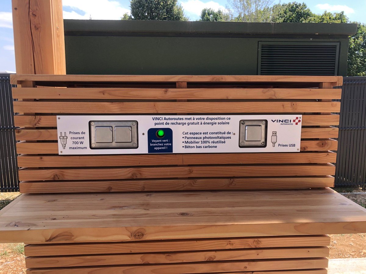 VINCIAutoroutes's tweet photo. Sur l’aire de services du Poitou Charentes Nord sur l'@A10Trafic, les clients peuvent, depuis cet été, recharger leur appareil numérique grâce à l'énergie solaire récupérée par des panneaux #photovoltaïques. #AutorouteBasCarbone 🔌☀️ https://t.co/N051XVzPB5