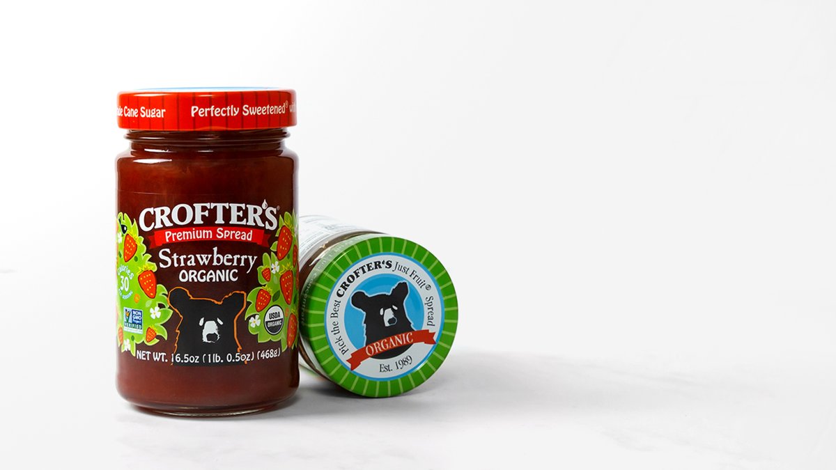 croftersorganic's tweet photo. In both of these jars you’ll find #Camarosa & heritage variety #SengaSengana Strawberries.🌱🍓Both berries boast a dark crimson coloring down to their core. We could look at them all day, but we’d rather eat ‘em.😄🥄
Head to our Webstore to grab yours: https://t.co/ewUnQ1MX8Y 👈 https://t.co/Ivrik7MFfU