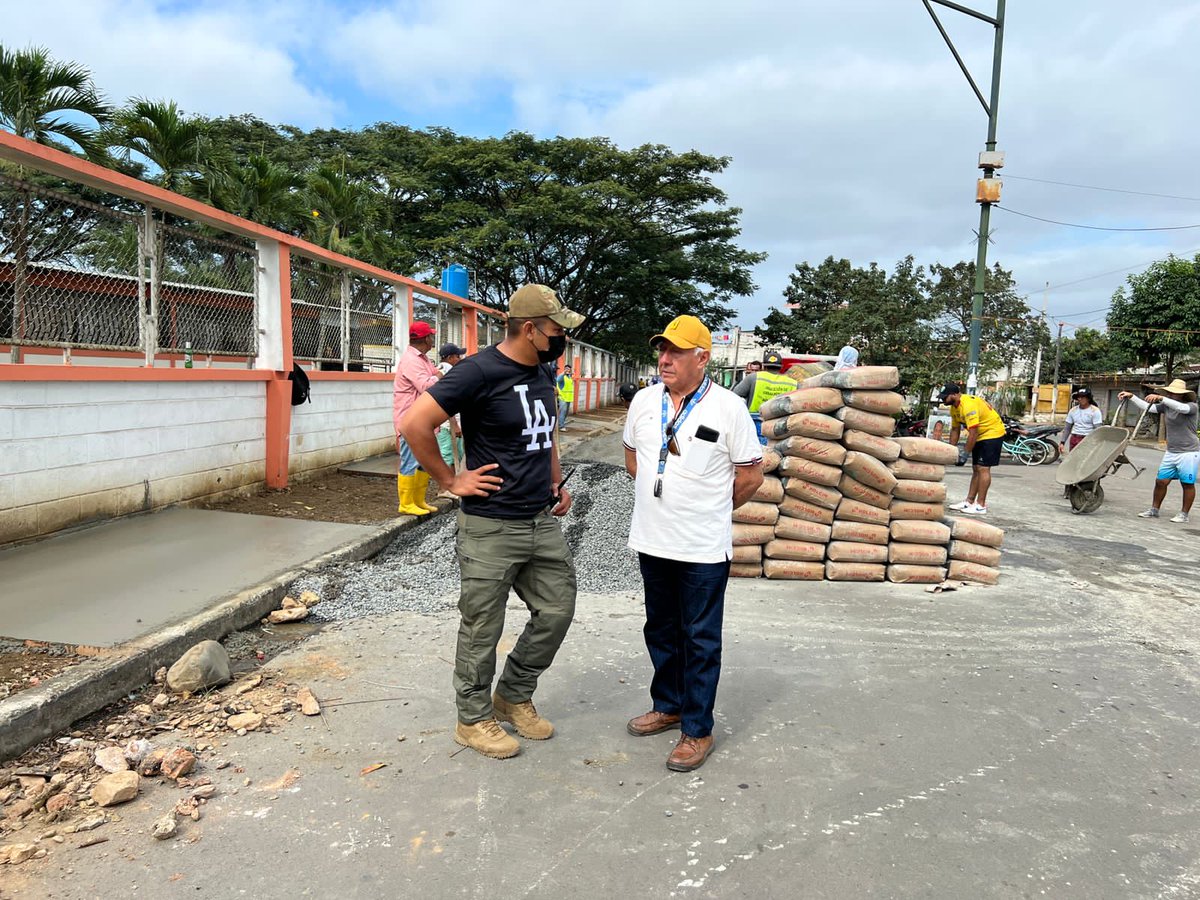 EducacionZ7_Ec's tweet photo. [SANTA ROSA] El director @ByronAToledoC agradece el apoyo brindado por @municipiosr y su alcalde @Larry_vite, en la construcción de aceras del Distrito de Educación Santa Rosa. Además se realizó trabajos de adecentamiento de las áreas adyacentes. #JuntosLoHacemosPosible https://t.co/UoyjrRzxY9