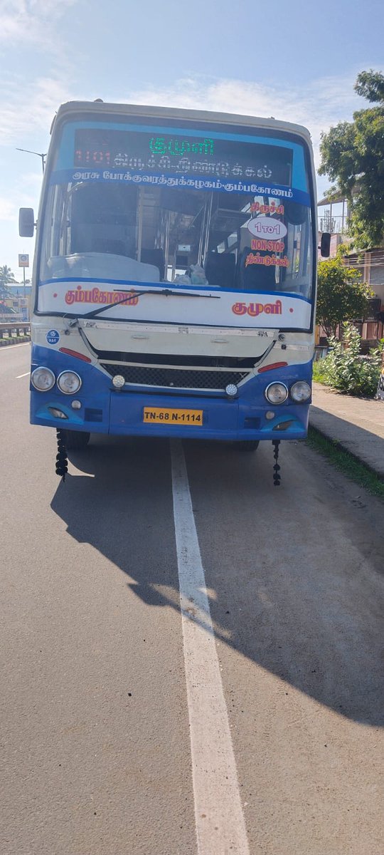 dkarthikTOI's tweet photo. A 10-year-old schoolboy may lose his leg due to a lack of pedestrian crossing on #Trichy #Thanjavur NH. He was crossing the NH, for over 10 years, locals batting for a service road, at least provide a pedestrian crossing? 
19 ppl were killed in 2022 btw Thuvakudi &amp; Ariyamangalam. https://t.co/oHlXirfDk0