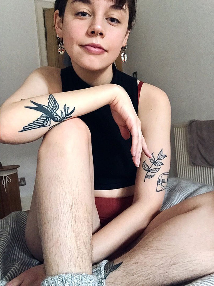 PilouPilouFr's tweet photo. Bonne semaine à tous :) 

#femme #naturelle #velue #poilue #jambes #tatouages #piloupilou #pilositéféminine https://t.co/6WcDPeNsZf