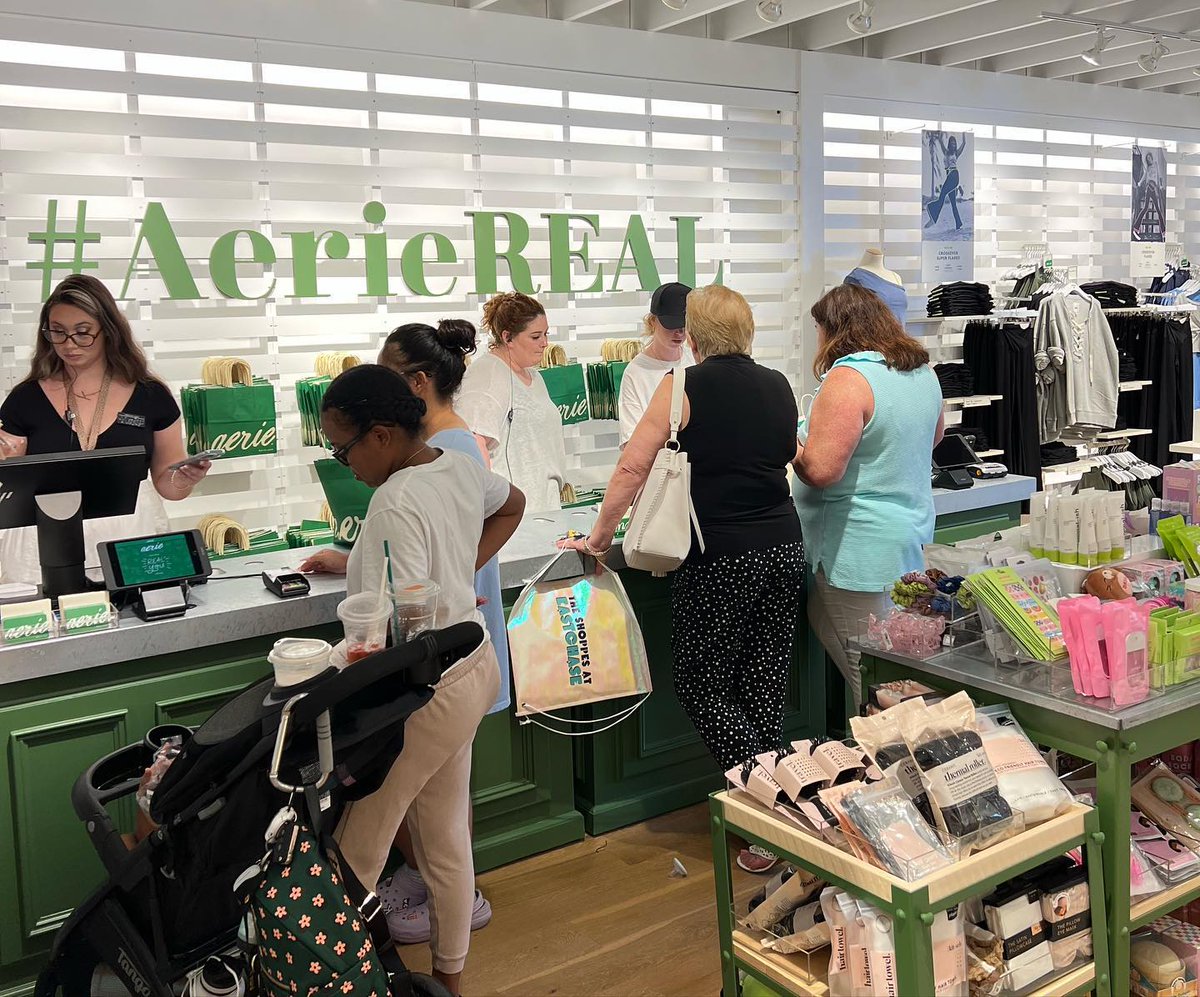 CrawfordSquare's tweet photo. Aerie opened at The Shoppes at EastChase on August 12 🎉 The event featured a DJ, giveaways, complimentary iced coffee, and fun swag. The retailer opened following a ribbon cutting with confetti poppers where there were more than 50 shoppers gathered!
_
#CSREA #CRE #MontgomeryAL https://t.co/tWi4zzJUlG