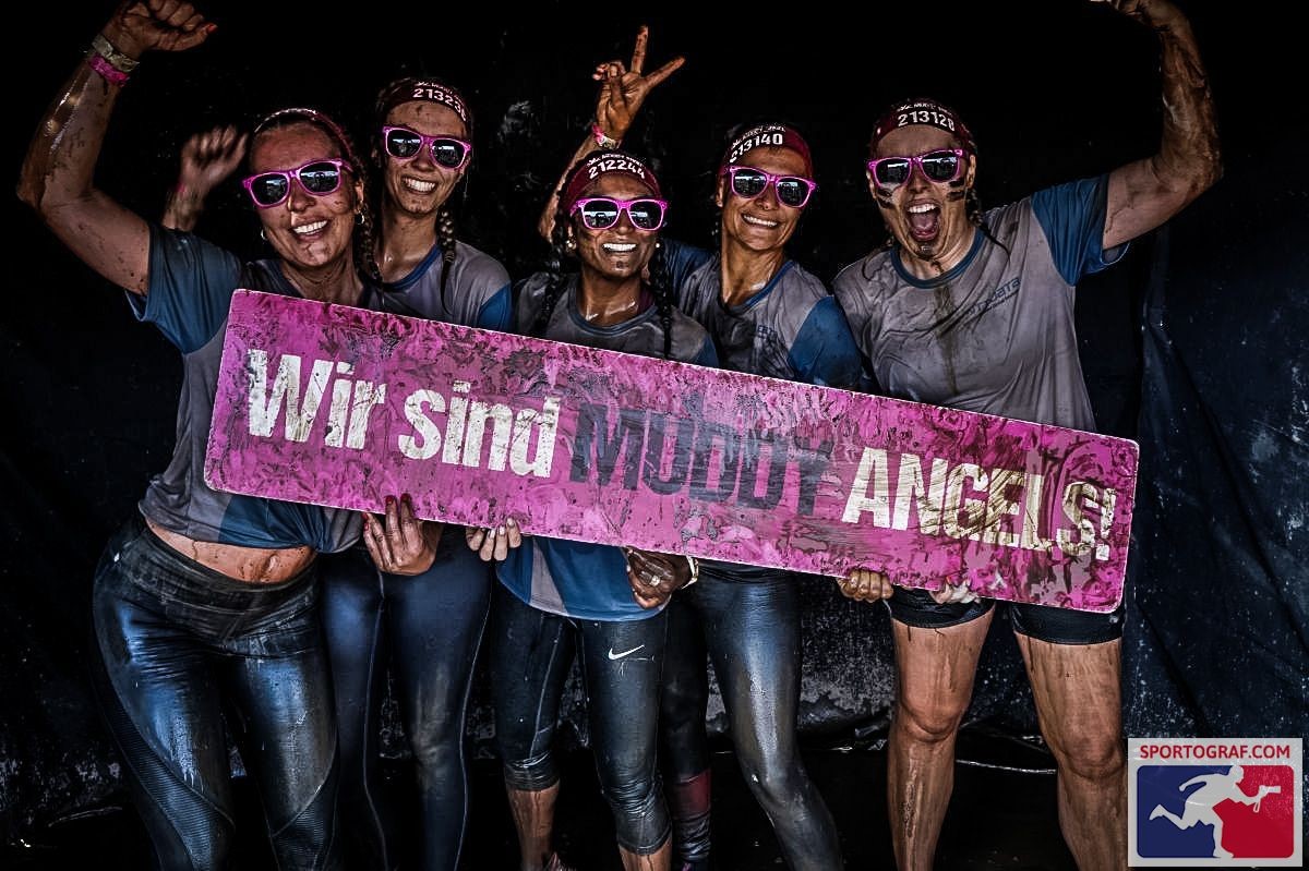 NTT_DATA_DE's tweet photo. Muddy Angel Run in Hamburg: Fünf #NTTDATA Kolleginnen liefen gestern mit für einen guten Zweck #GemeinsamGegenBrustkrebs. Bei der 5 km langen Laufstrecke haben sie gemeinsam 15 schlammige und spaßige Hindernisse überwunden 🏃🏽♀️
#muddyangelrun #hamburg #laufenimteam #guterzweck https://t.co/JF13Jn8bA8