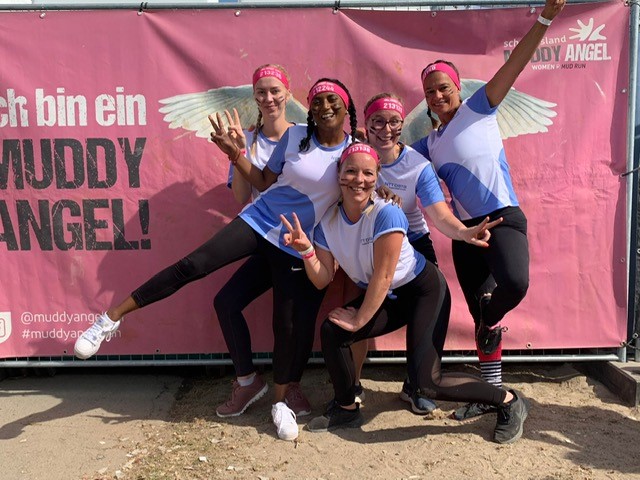 NTT_DATA_DE's tweet photo. Muddy Angel Run in Hamburg: Fünf #NTTDATA Kolleginnen liefen gestern mit für einen guten Zweck #GemeinsamGegenBrustkrebs. Bei der 5 km langen Laufstrecke haben sie gemeinsam 15 schlammige und spaßige Hindernisse überwunden 🏃🏽♀️
#muddyangelrun #hamburg #laufenimteam #guterzweck https://t.co/JF13Jn8bA8