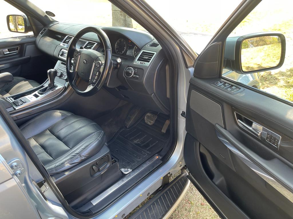 TheChopShop137's tweet photo. 2013 Range Rover Sport 3.0 SDV6 Luxury. Collectors Item. R300000. Spare Keys, Papers in order 168000km.
Great car, the last of the best Autobiography Kit. #landrover #rangerover #rangesport #autobiography #enca #trending #trevornoah #PhalaPhalaFarmGate #ramaphosa #southafrica https://t.co/qEPCDOYNn0
