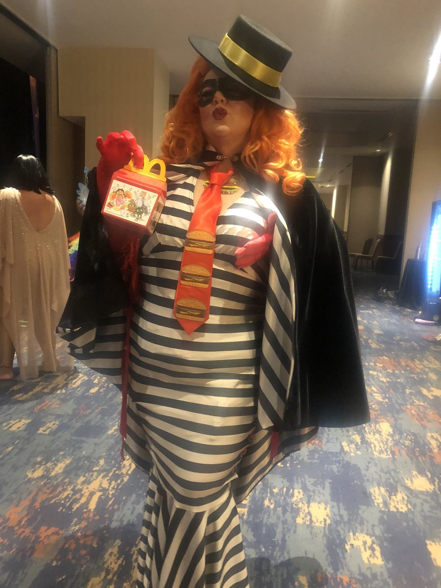 MsBunnyWiggles's tweet photo. I guess @HARVEYGUILLEN & company got to feast their eyes upon my big beglittered #wigglebottom at the @DragonCon Glamour Geek Revue this weekend. โค๏ธ๐โค๏ธ๐โค๏ธ #burlesquehamburglar #nerdlesque #dragonconburlesque #juiciestpeachinGA #strippingweirdo #glamourgeekrevue #robblerobble https://t.co/oIhmiKwVWA